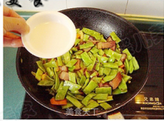 腊肉炒油豆角的做法步骤：8