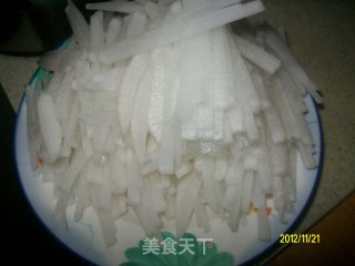 冬天的萝卜赛人参——素炒白萝卜丝的做法步骤：2