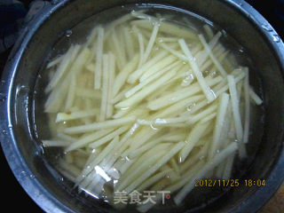 韭菜土豆条的做法步骤：2