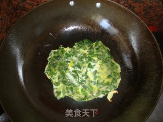 清香开胃的艾叶煎鸡蛋的做法步骤：4