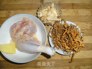 虫草花西洋参炖鸡汤的做法步骤：1
