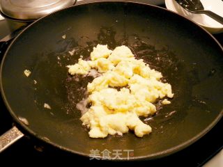 嫩嫩相会的鸡蛋炒尖椒的做法步骤：3