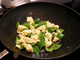嫩嫩相会的鸡蛋炒尖椒的做法步骤：6