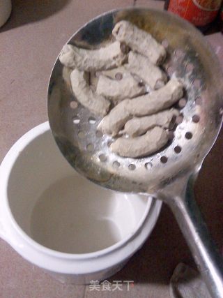 儿子的早餐－－瘦肉粉肠马蹄汤的做法步骤：2