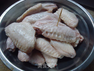 可乐鸡翅的做法步骤：1