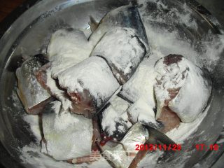 一锅出乱炖の【铁锅炖鱼】的做法步骤：1