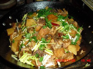 一锅出乱炖の【铁锅炖鱼】的做法步骤：15