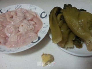 酸菜炒猪大肠的做法步骤：1