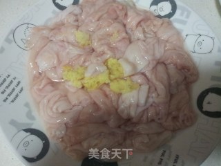 酸菜炒猪大肠的做法步骤：2