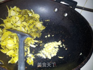 酸菜炒猪大肠的做法步骤：5