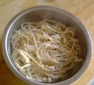 彩椒豆腐丝 简单的变化成就不同效果的做法步骤：2