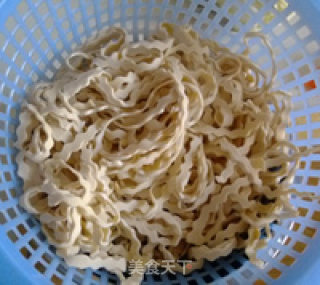彩椒豆腐丝 简单的变化成就不同效果的做法步骤：3