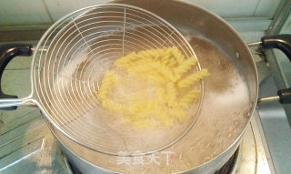 蟹味菇培根意面的做法步骤：3