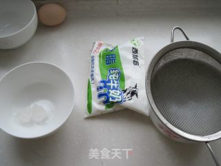 宝宝菜谱：蒸蛋新吃法：鲜奶鸡蛋布丁的做法步骤：1