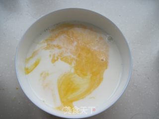 宝宝菜谱：蒸蛋新吃法：鲜奶鸡蛋布丁的做法步骤：2