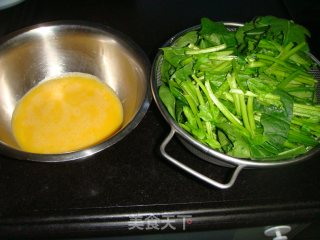 菠菜炒鸡蛋的做法步骤：1
