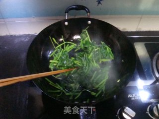 菠菜炒鸡蛋的做法步骤：2