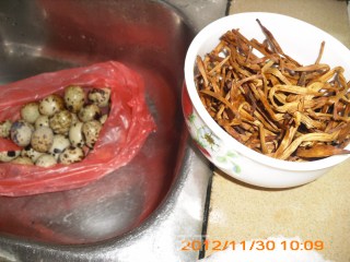 黄花菜烧鹌鹑蛋的做法步骤：1