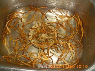 黄花菜烧鹌鹑蛋的做法步骤：2