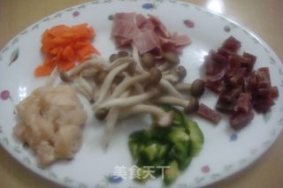 蟹味菇烩腊肉的做法步骤：1
