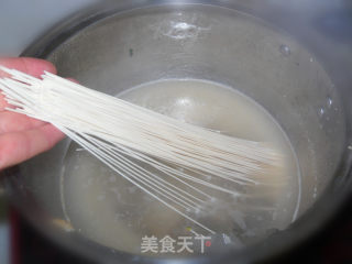 上汤菠菜鸡蛋面的做法步骤：2