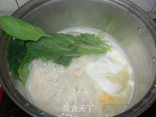 上汤菠菜鸡蛋面的做法步骤：4