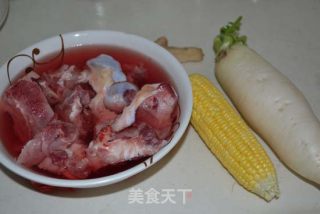 【猪骨萝卜玉米汤】冬日暖身又补钙的做法步骤：1