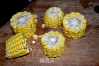 【猪骨萝卜玉米汤】冬日暖身又补钙的做法步骤：2