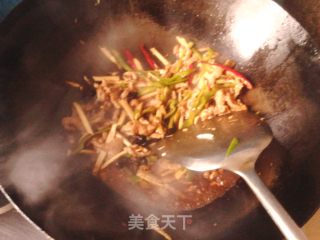 鱼香肉丝的做法步骤：2