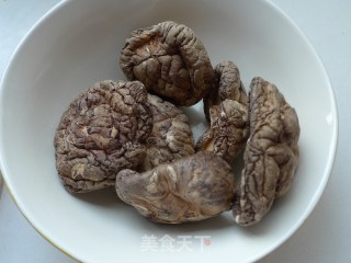 【香菇炖鸡】味道鲜美的下饭菜的做法步骤：2