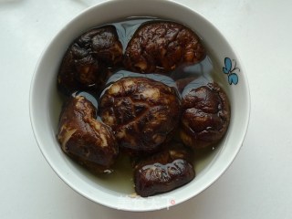 【香菇炖鸡】味道鲜美的下饭菜的做法步骤：4