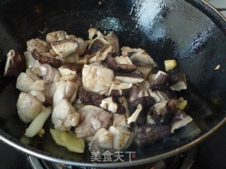 【香菇炖鸡】味道鲜美的下饭菜的做法步骤：7