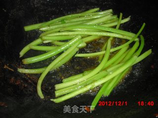 蚝油炒茼蒿的做法步骤：2