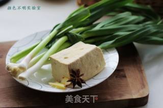 蒜苗炒豆腐的做法步骤：1