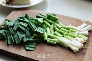 蒜苗炒豆腐的做法步骤：3