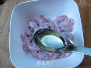 外焦里嫩的糖醋里脊的做法步骤：3
