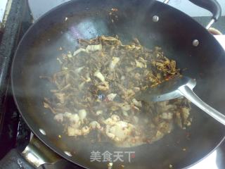 乡间小炒：豆角干炒五花肉的做法步骤：6