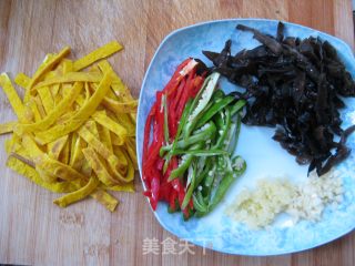 美味快捷宴客菜——蛋皮炒木耳的做法步骤：4
