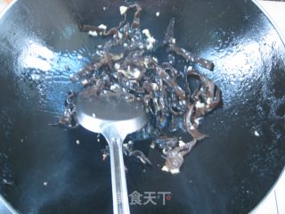 美味快捷宴客菜——蛋皮炒木耳的做法步骤：6