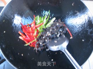 美味快捷宴客菜——蛋皮炒木耳的做法步骤：7