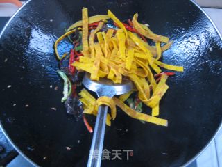 美味快捷宴客菜——蛋皮炒木耳的做法步骤：8