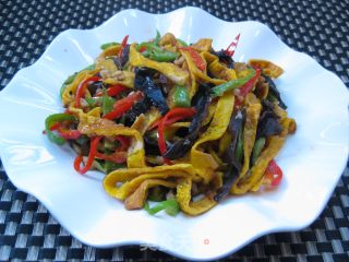 美味快捷宴客菜——蛋皮炒木耳的做法步骤：9