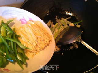 紫甘蓝青椒炒千张的做法步骤：3