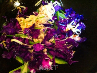 紫甘蓝青椒炒千张的做法步骤：5