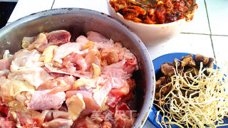 泡菜杂菌炖鸡块的做法步骤：1