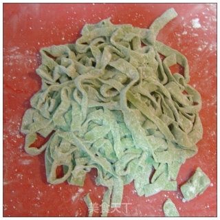 用新鲜蔬菜做出健康营养的面条-----菠菜手擀面的做法步骤：8