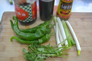 刺激，够味的【大葱拌尖椒】的做法步骤：1