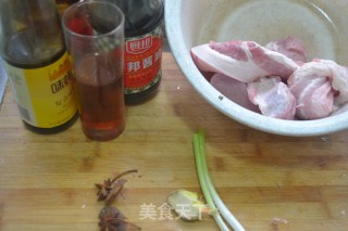 “给肉加点催化剂”-【红酒红烧肉】的做法步骤：1