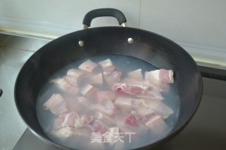 “给肉加点催化剂”-【红酒红烧肉】的做法步骤：2