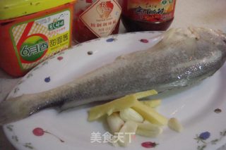 香辣黄鱼的做法步骤：1